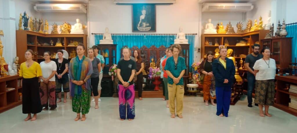 monk chat learn meditation from buddhist monks in thailand retreat